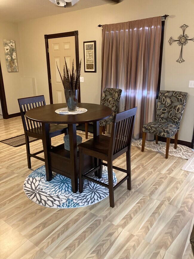 Mesa de comedor & 2 sillas - 9399 Smith Rd