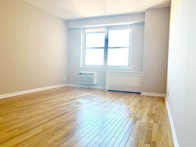 Building Photo - 3 bedroom in New York NY 10007