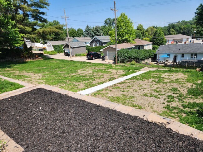 Building Photo - 3/2/1 Newly remodeled, near saddle creek, ...