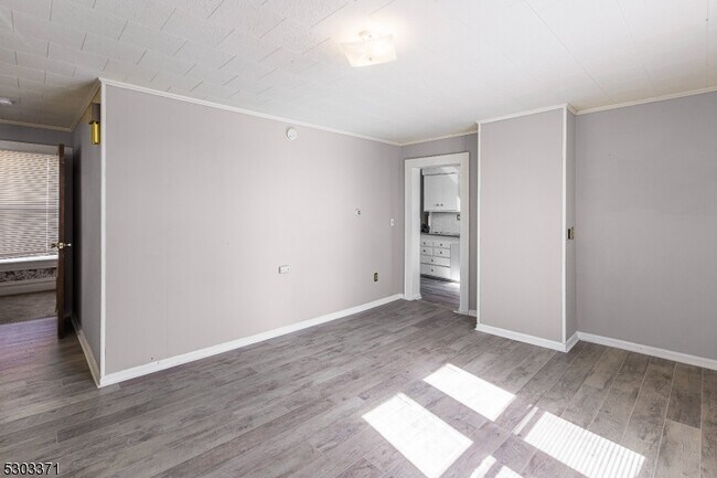 Foto del edificio - 26 Schooleys Mountain Rd