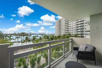 Building Photo - 1500 Bay Dr E