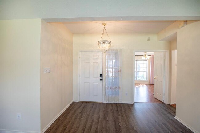 Building Photo - 1506 Village Ct Cir