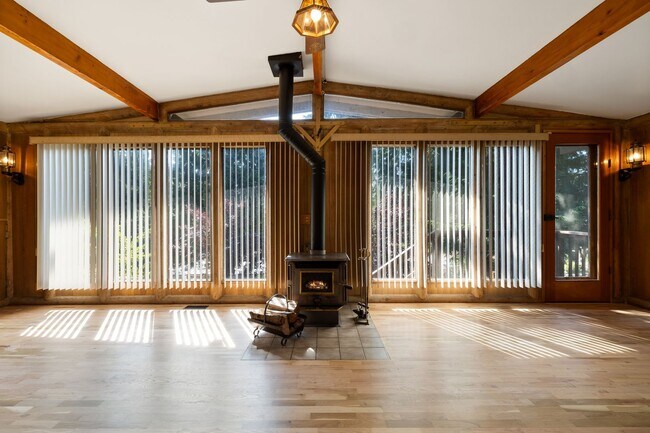 Building Photo - Updated Home in Normandy Park