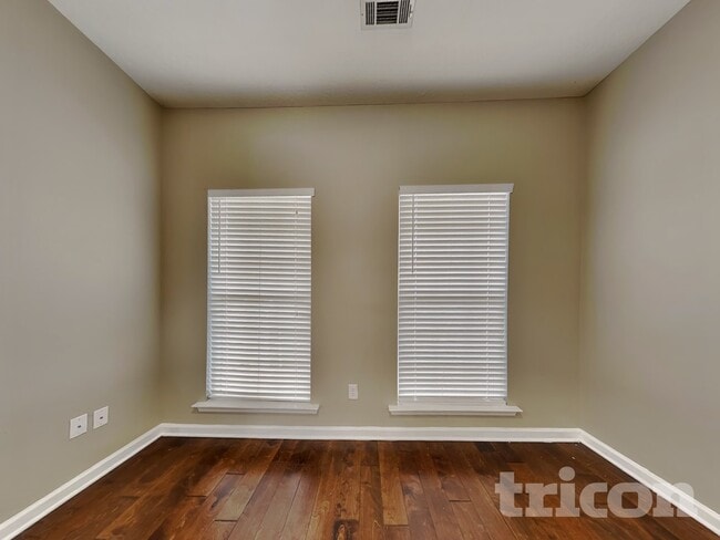 Building Photo - 513 Fox Haven Dr