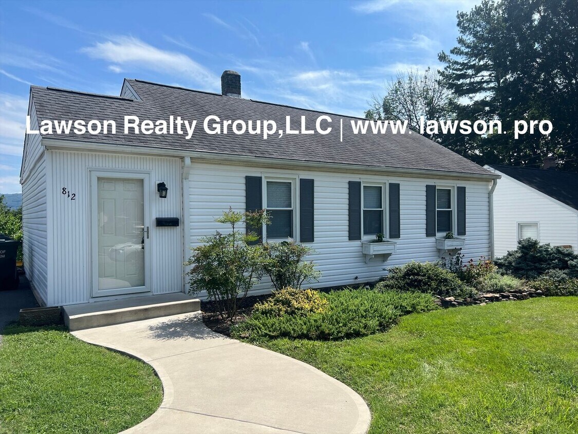 Foto principal - Updated, Cozy, and Clean- One Level Living...