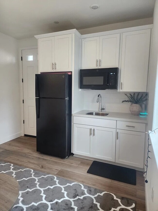 Building Photo - Bright & Cozy 1 Bed / 1 Bath Living Space ...