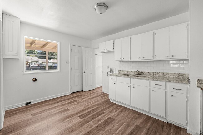 Building Photo - Beautiful 3 Bedroom 2 Bathroom