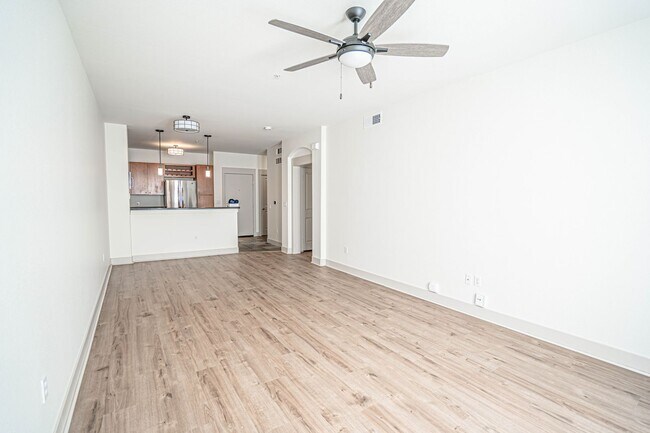 Building Photo - 1 Bedroom Condo for Rent in the Madisons!