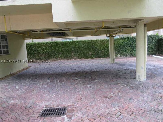 Building Photo - 3090 BIRD 303