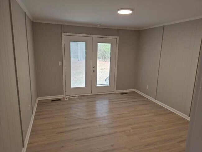 Building Photo - 3 Bedroom 2 bath