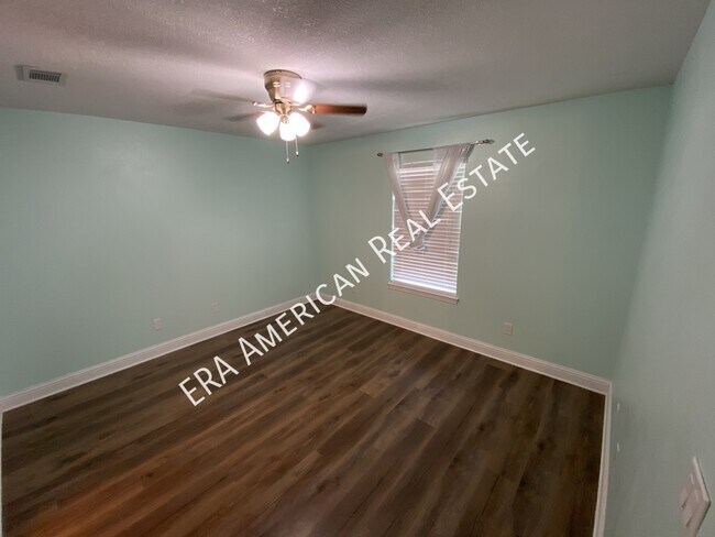 Building Photo - NEWLY RENOVATED NICEVILLE HOME!
