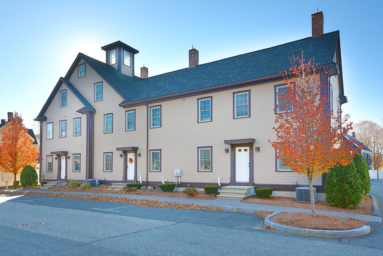 10 Pierce St Unit 1, Reading, MA 01867 Condo for Rent in Reading, MA