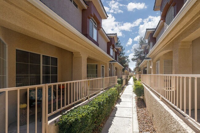 Foto del edificio - Three bedroom with two car garage in gated...