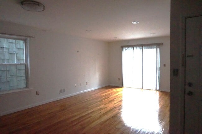 Foto del edificio - 342 Forrest St