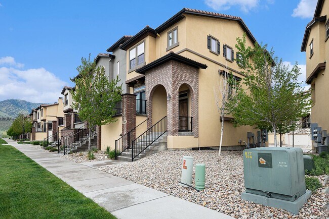 Building Photo - Stunning Solterra Townhome with Spacious B...