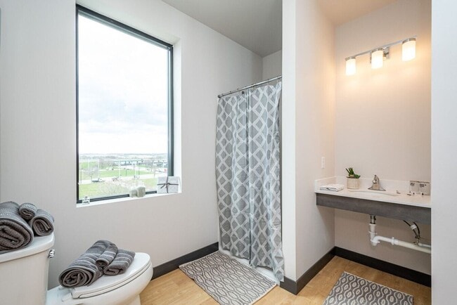 Interior Photo - 245 Kingston Cedar Rapids