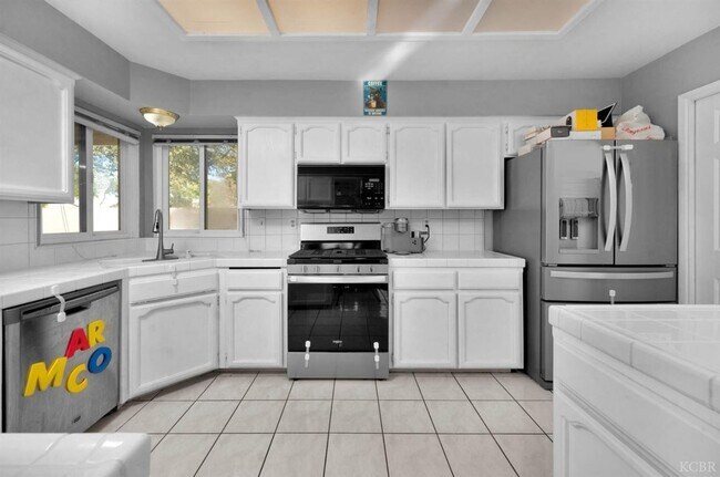 Building Photo - Spacious Hanford home Available soon!