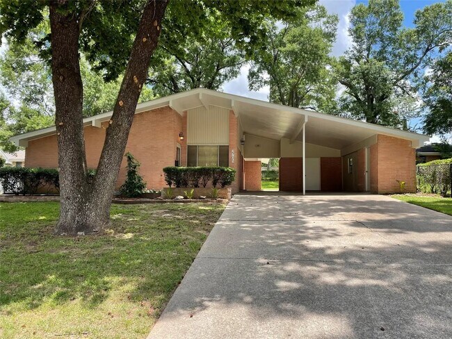 Frente de la propiedad - 2705 Parham Dr