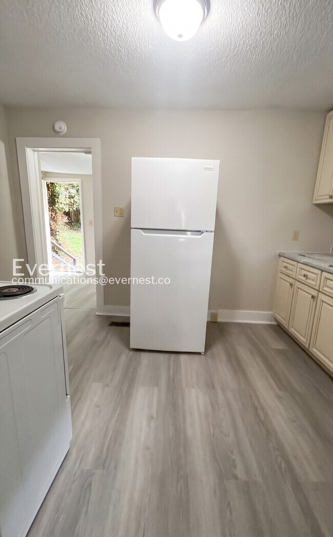 Building Photo - 2 Bed, 1 Bath Home with Off-Street Parking / Vouchers Accepted / Available Now!