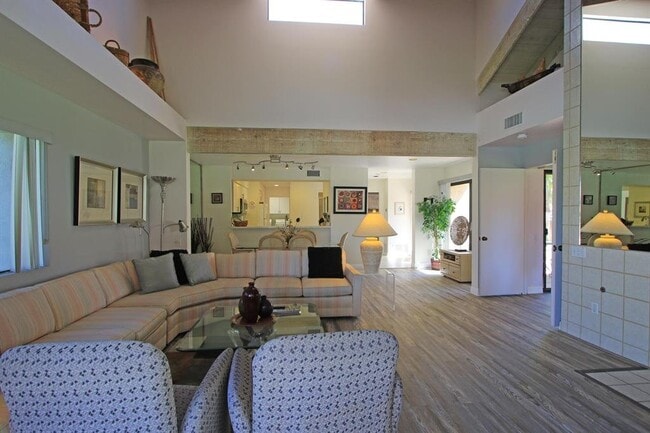 Foto del edificio - 420 Forest Hills Dr