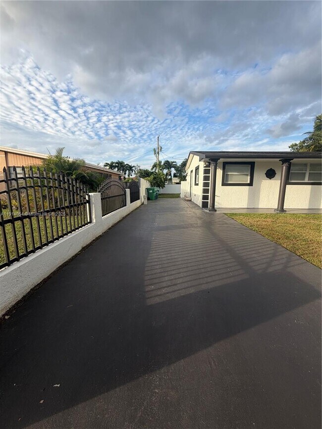 Foto del edificio - 1311 NW 176th Terrace