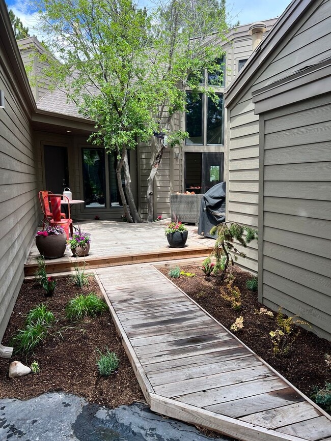 Building Photo - Silver Meadows Townhome