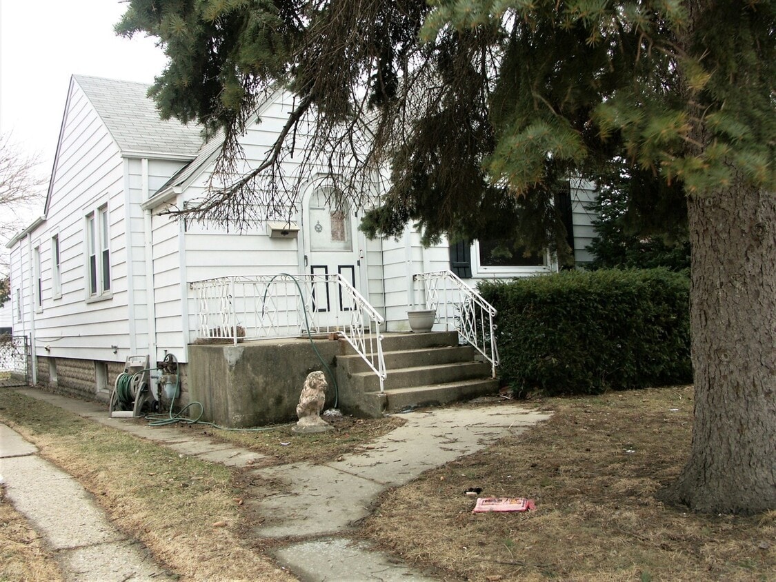 4319 Kolze Ave, Schiller Park, IL 60176 House for Rent in Schiller