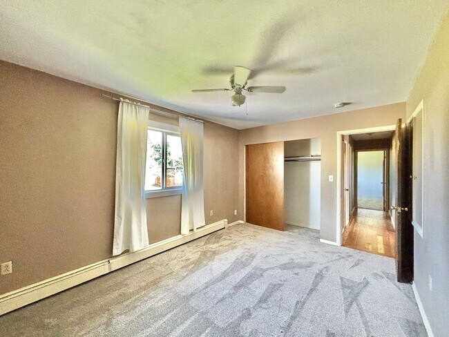 Foto del edificio - Spacious 4-Bedroom, 2-Bath Home with Room ...