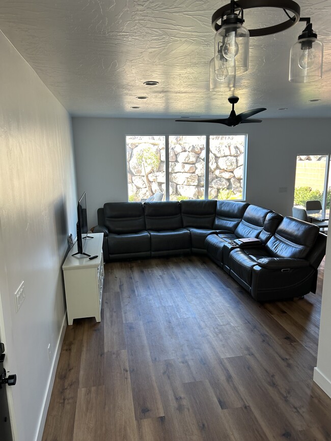 Building Photo - 868 E Desert Cactus Dr
