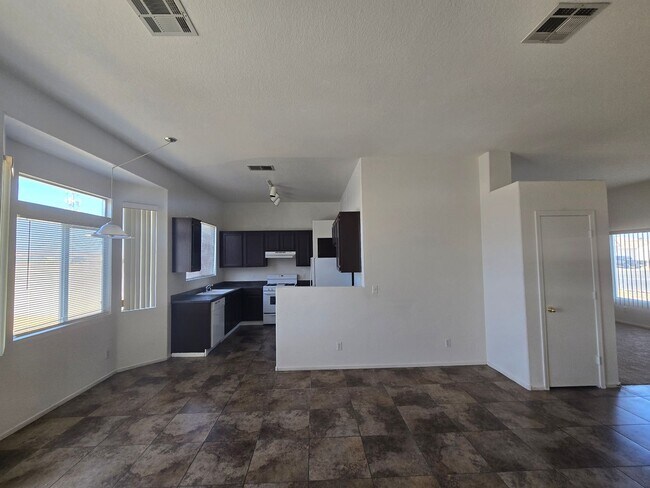 Building Photo - Great home in North Valley