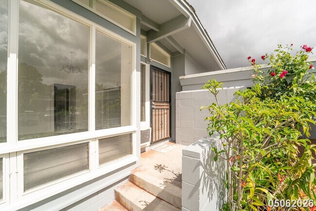 Building Photo - Available Now! 3 BD / 1.5 BA / 2 carport parking in Wahiawa