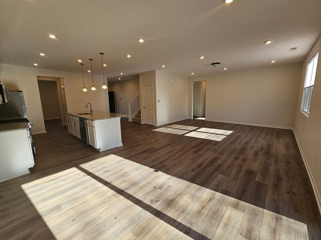 Building Photo - 1140 Lake Forest Dr
