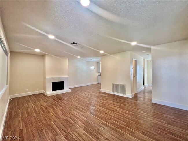 Building Photo - 177 Greenbriar Townhouse Way