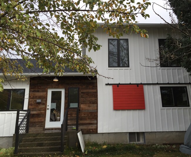 Building Photo - Custom 4 Bedroom Home on Large Lot, with D...