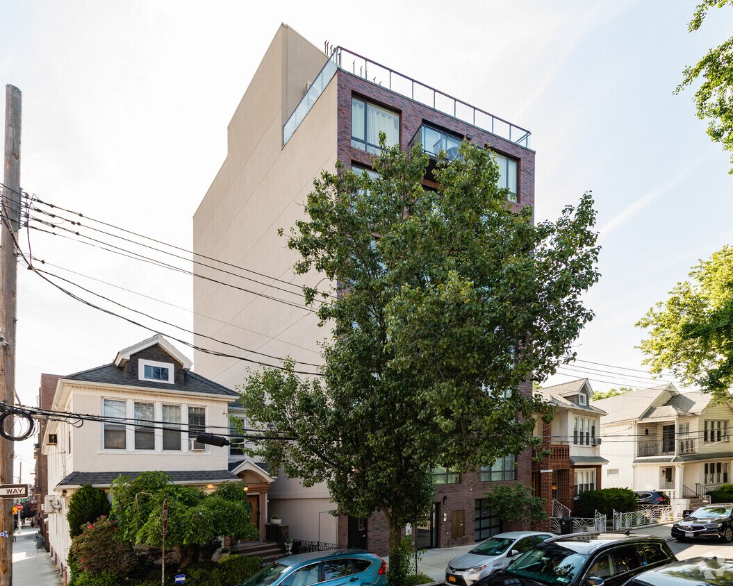 Foto del edificio - 1329 E 13th St