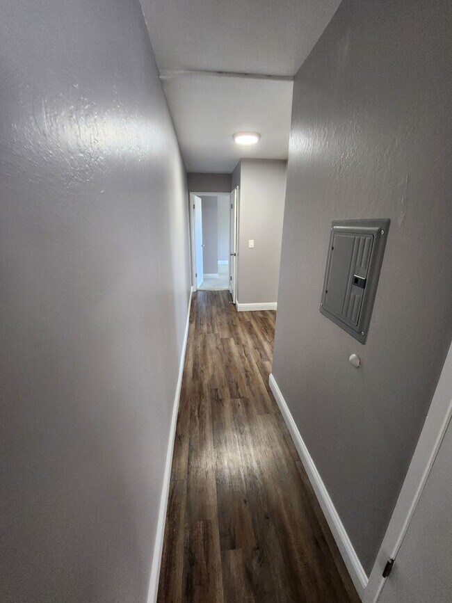 Building Photo - Updated Condo