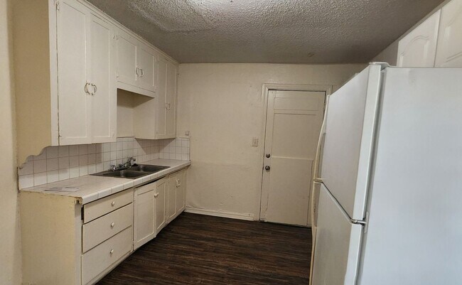 Foto del edificio - 2 bed 1 bath with laundry room