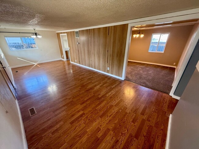 Building Photo - Charming and low-maintenance 2-bedroom, 1-...