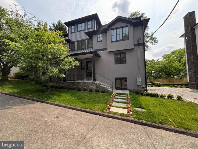 Foto del edificio - 5017 Eskridge Terrace NW