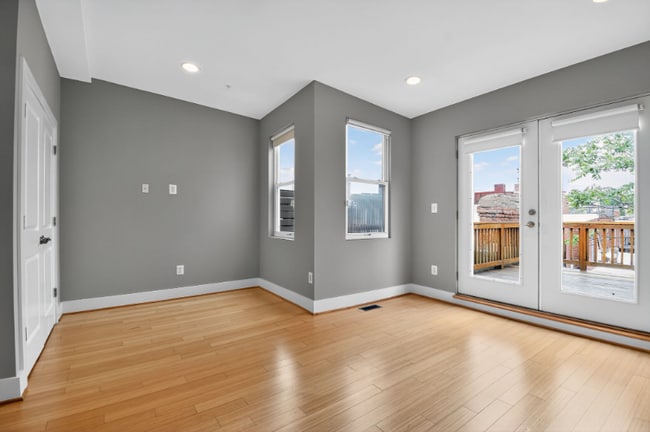 Building Photo - 1241 Kenyon St NW