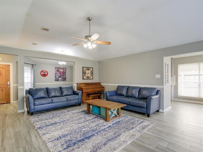 Building Photo - 10941 W Dogwood Dr