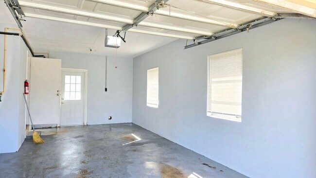 Foto del edificio - Charming Corner Lot Home in Deland- Near T...