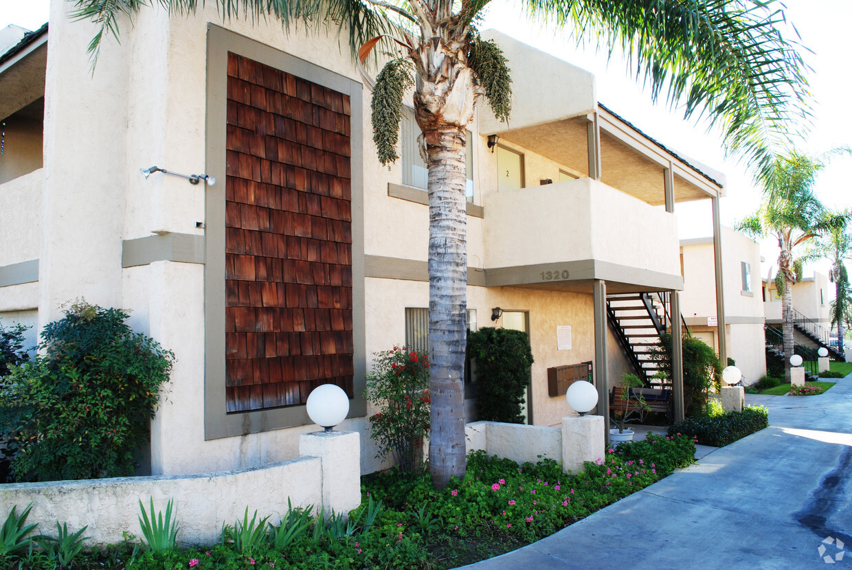Foto del edificio - 1320 Hillandale Ave