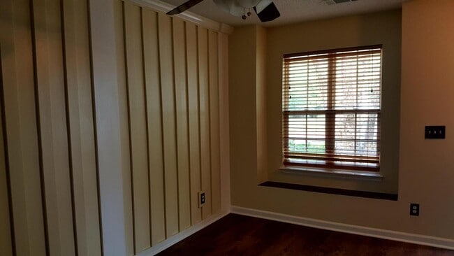 Building Photo - Available July 1st. Oak Bluff Townhome N C...