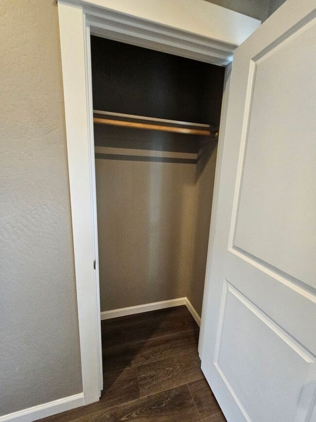 Building Photo - Beautiful Townhome in East Medford