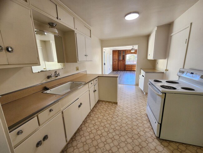 Foto del edificio - 4 bedroom 2 bath home with large fenced ba...