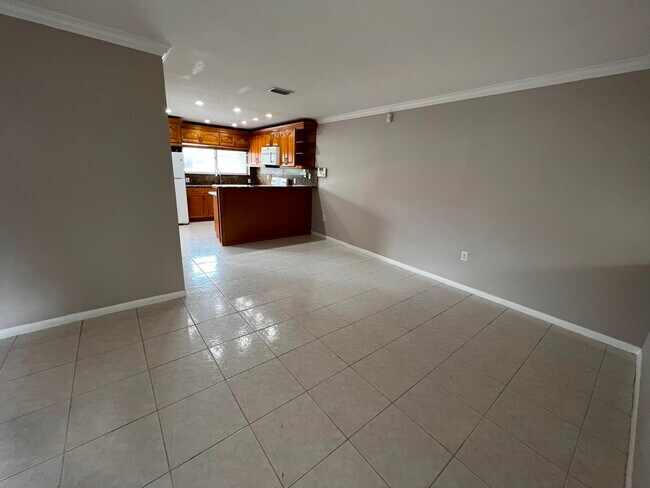 Foto del edificio - 351 NW 82nd Ave