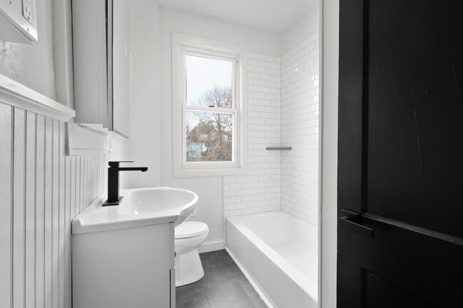 Building Photo - AVAILABLE JUNE 1ST!! FULLY RENOVATED 1-bed...