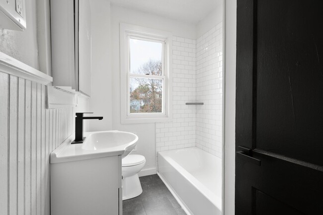 Building Photo - AVAILABLE JUNE 1ST!! FULLY RENOVATED 1-bed...