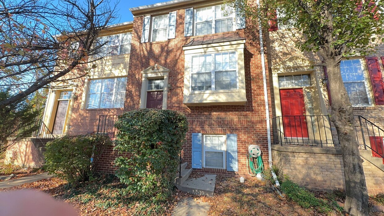 Beautiful 3 Bed 2.5 Bath Brick Townhome In... - Beautiful 3 Bed 2.5 Bath Brick Townhome In...